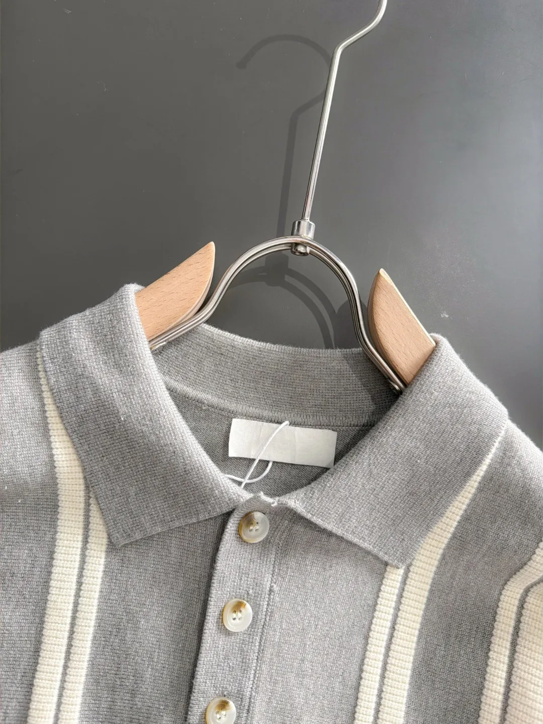 Next day shipping P195 Hermès 2026 Autumn and Winter latest sweater from the official website, now on sale at the counter simultaneously Hot Sale! Specially made of wool blended fabric. It feels comfortable and can be directly in contact with the skin. The logo badge is exquisitely embroidered, which is extremely eye-catching! The details highlight the fashionable charm of big brands. Exquisite workmanship. Three-dimensional cutting style. The wearing effect is invincible and handsome! All three standards are complete! Sizes:M-3XL